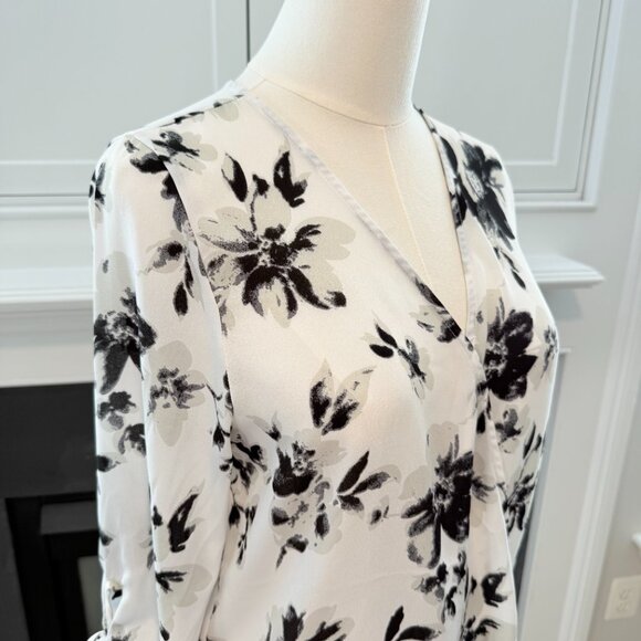 West Kei Floral Surplice Wrap Blouse 🖤🤍 – Size Medium ✨ - Picture 6 of 13